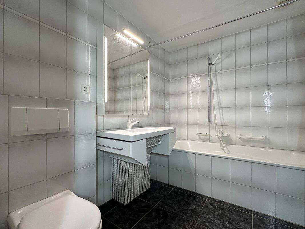Modernes Badezimmer mit Badewanne und Waschtisch