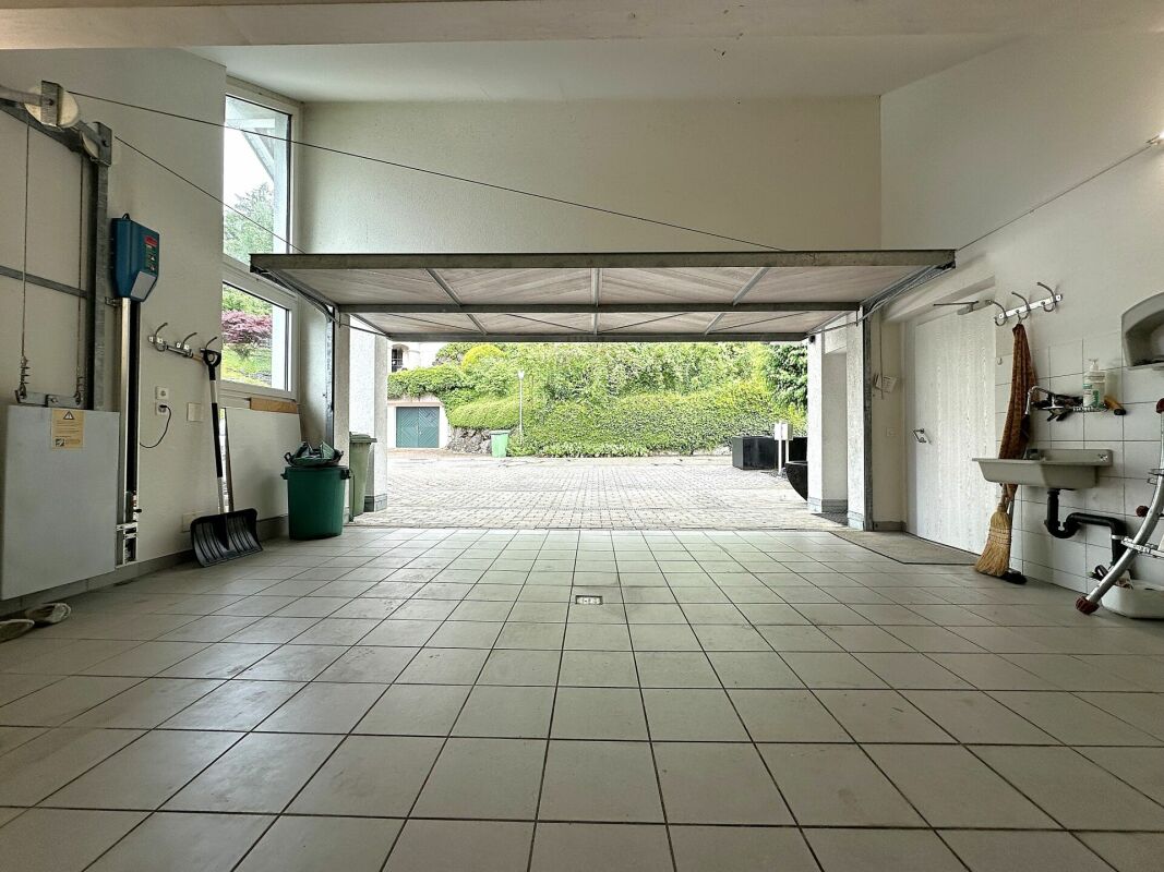 Überdachter Innenhof / Garage mit Blick nach außen