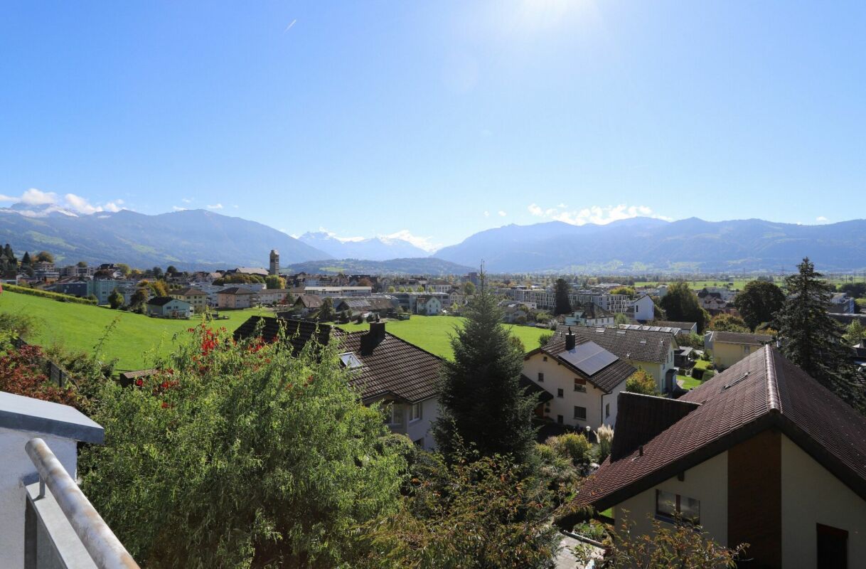 Berg- und Talblick über Wohnhäuser