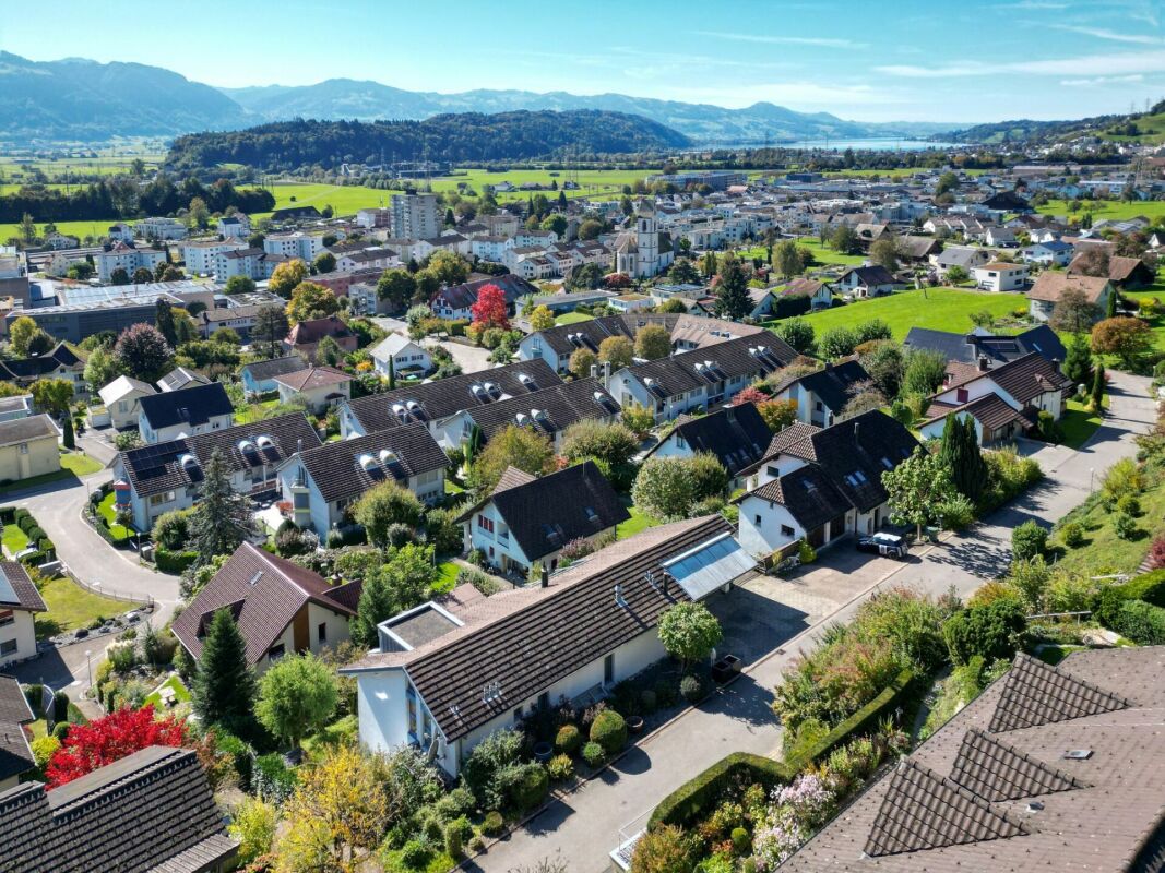 Luftaufnahme eines Wohngebiets mit Alpenblick