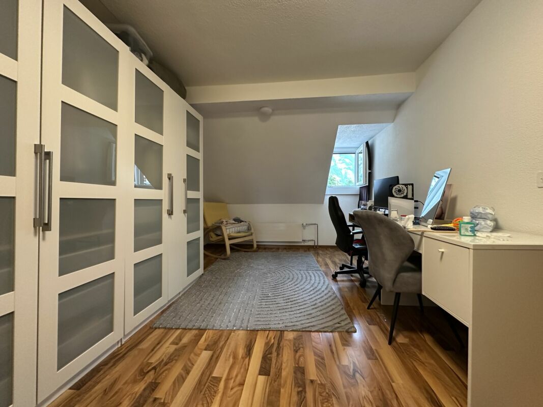 Arbeitszimmer mit Schrankwand und Schreibtisch