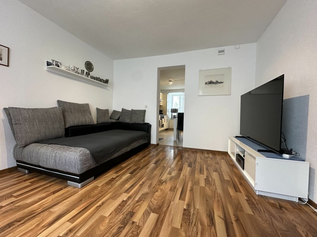 Wohnzimmer mit Sofa und TV