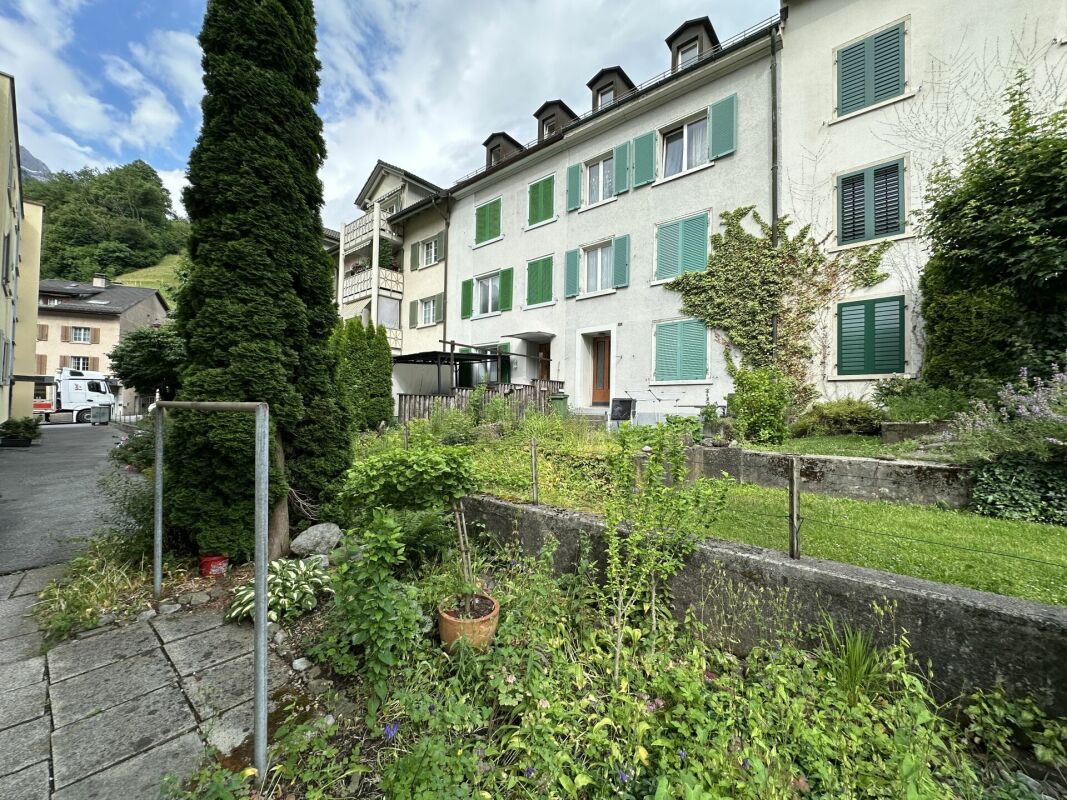 Mehrfamilienhaus mit Vorgarten