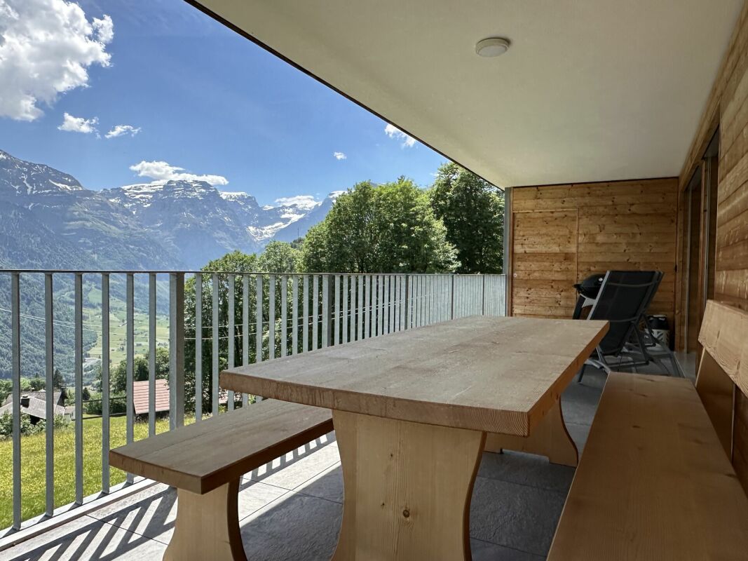 Alpenbalkon mit Bergblick