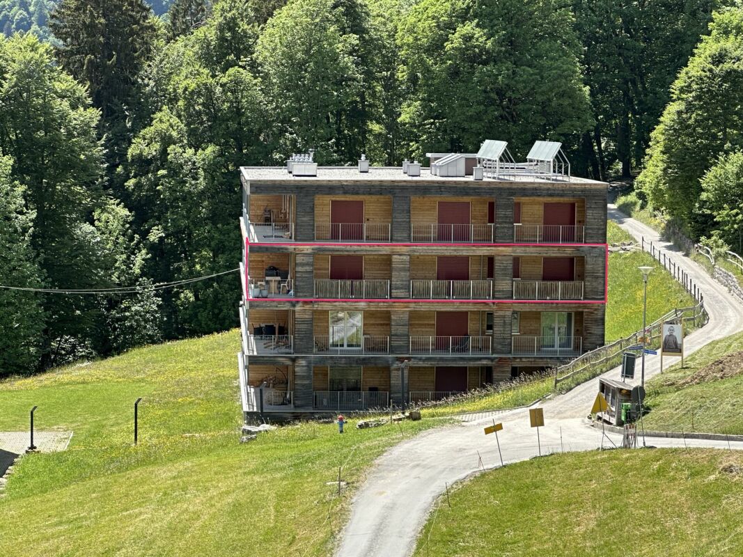 Mehrfamilienhaus in Hanglage