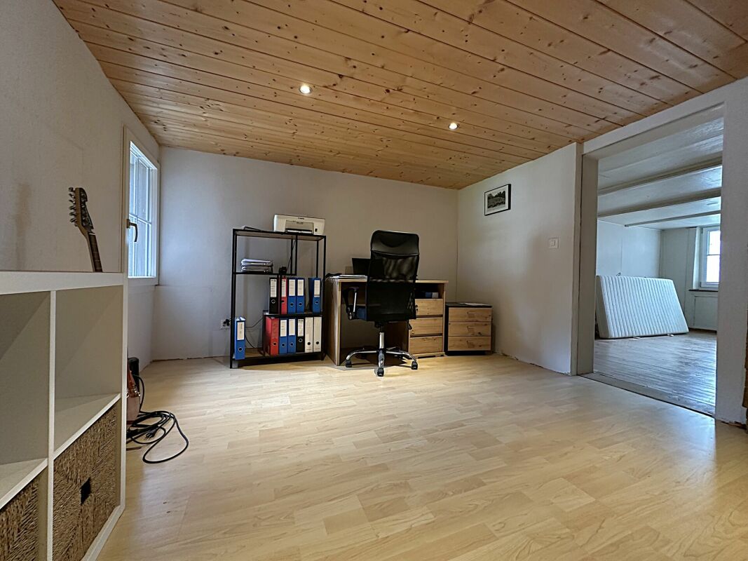 Arbeitszimmer mit Holzdecke