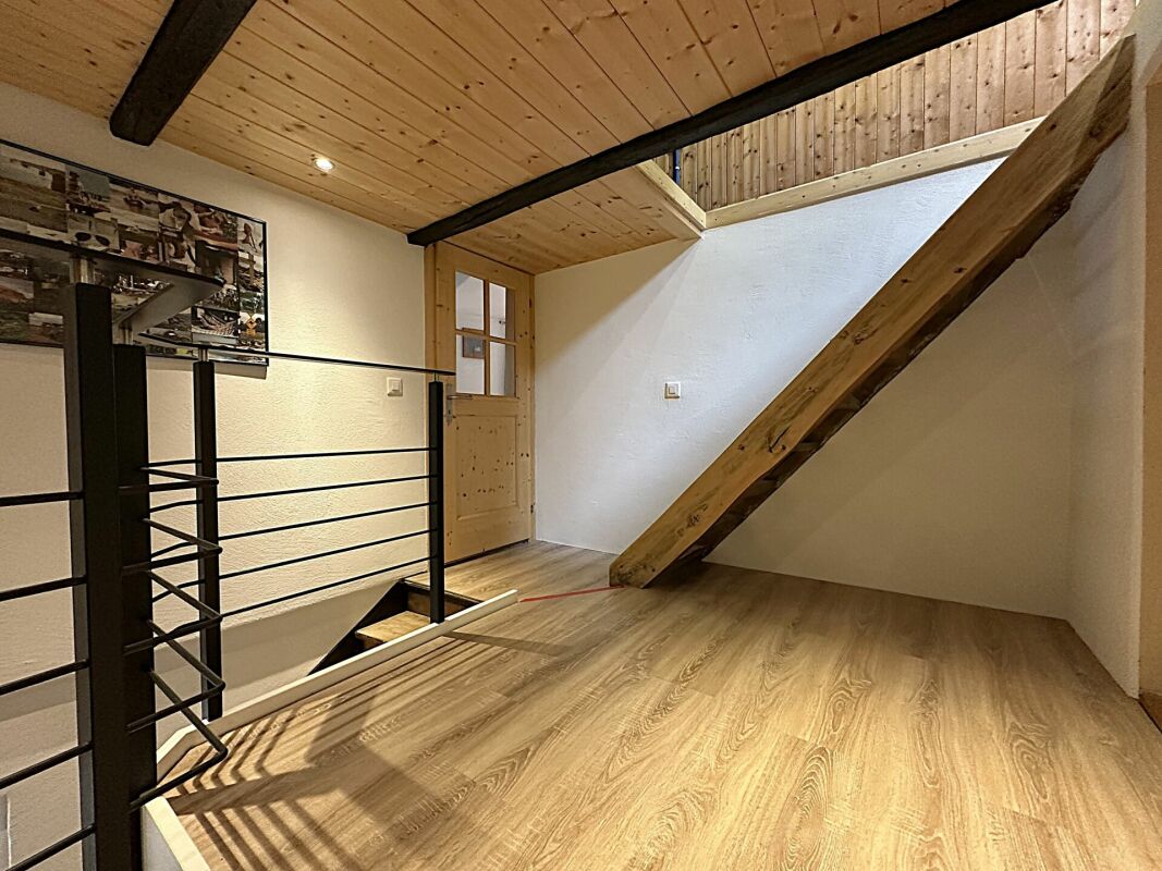 Galerie mit Holzdecke und Treppe