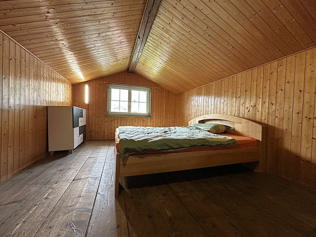 Dachzimmer mit Holzverkleidung