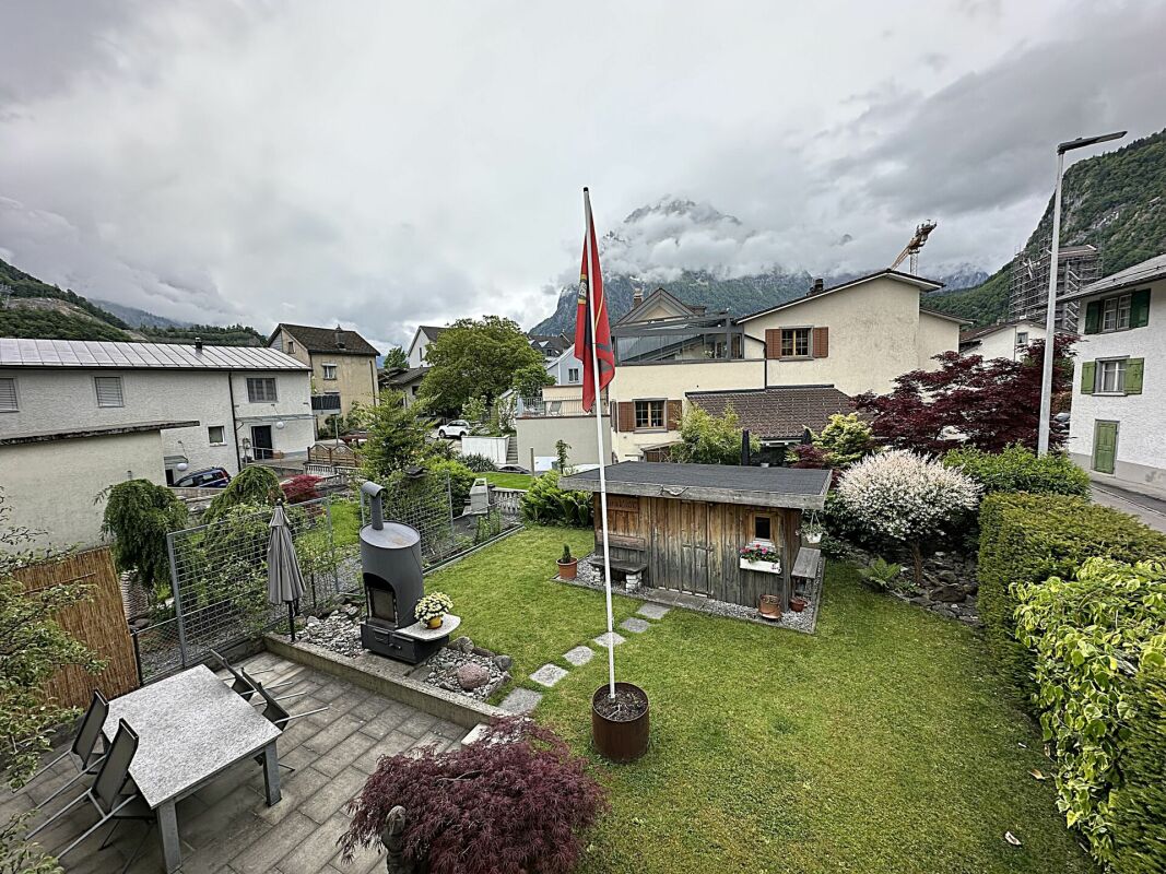 Garten mit Sitzplatz und Ofen
