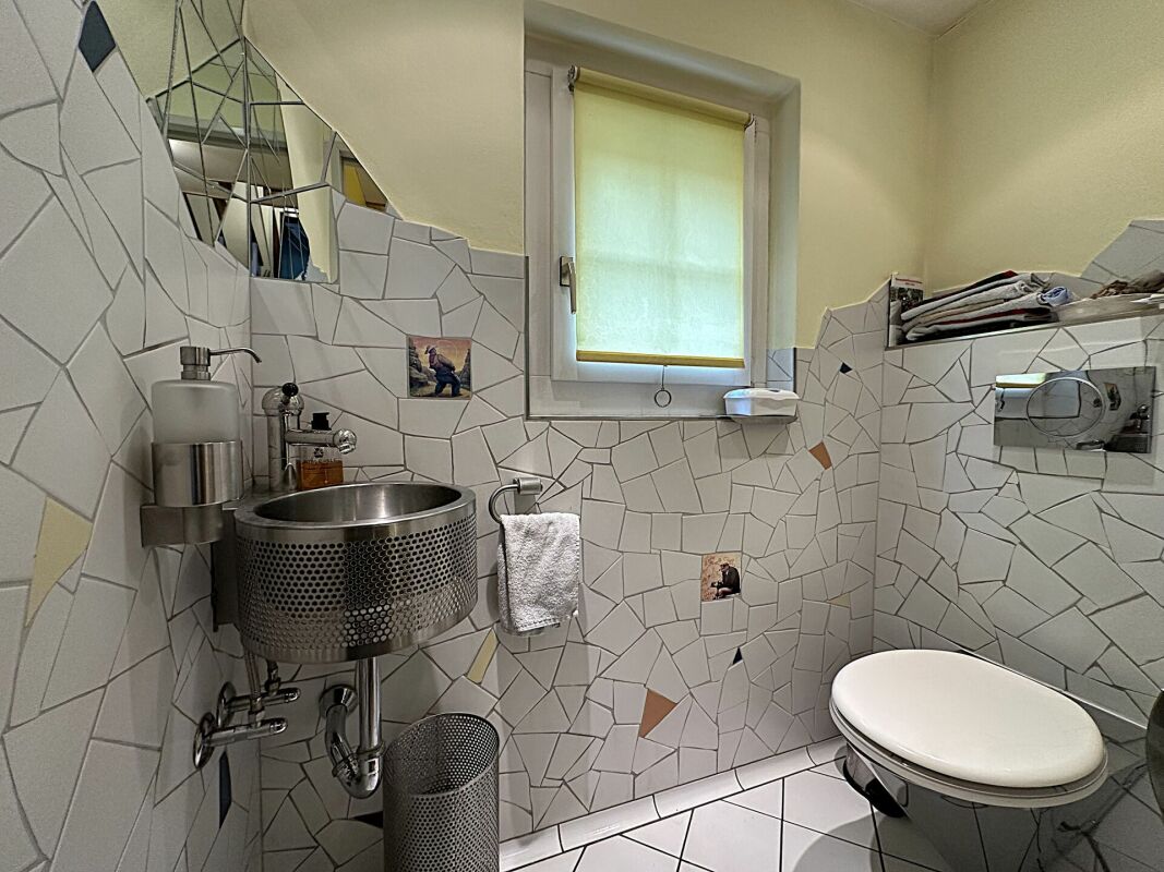 Kleines, dekorativ gefliestes Gäste-WC