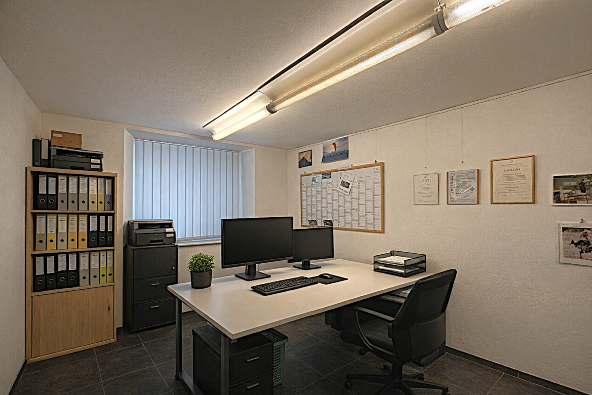 Büro mit Arbeitsplatz