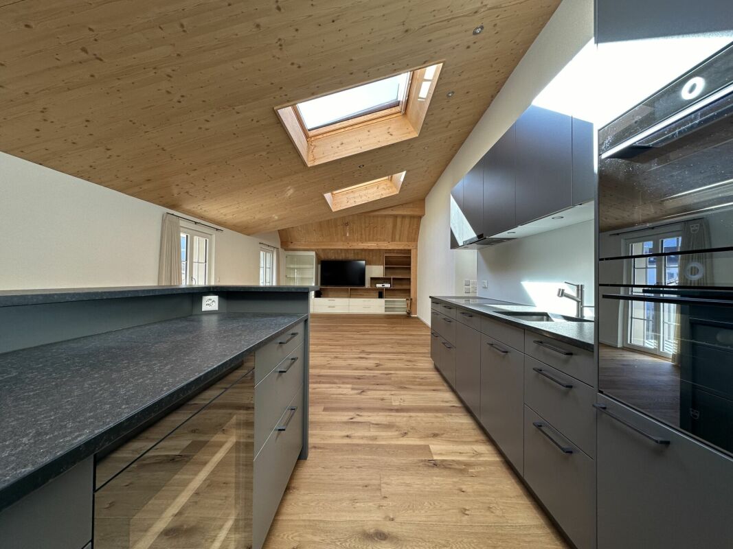 Moderne Küche mit Holzdecke und Dachfenstern