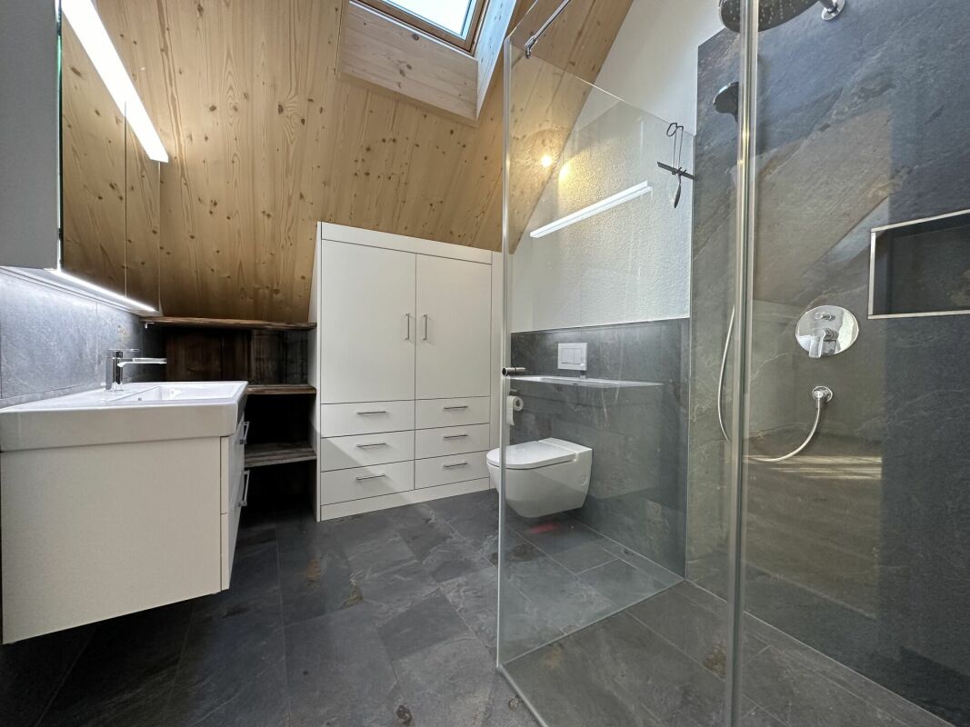Modernes Bad mit Dachfenster und Naturmaterialien
