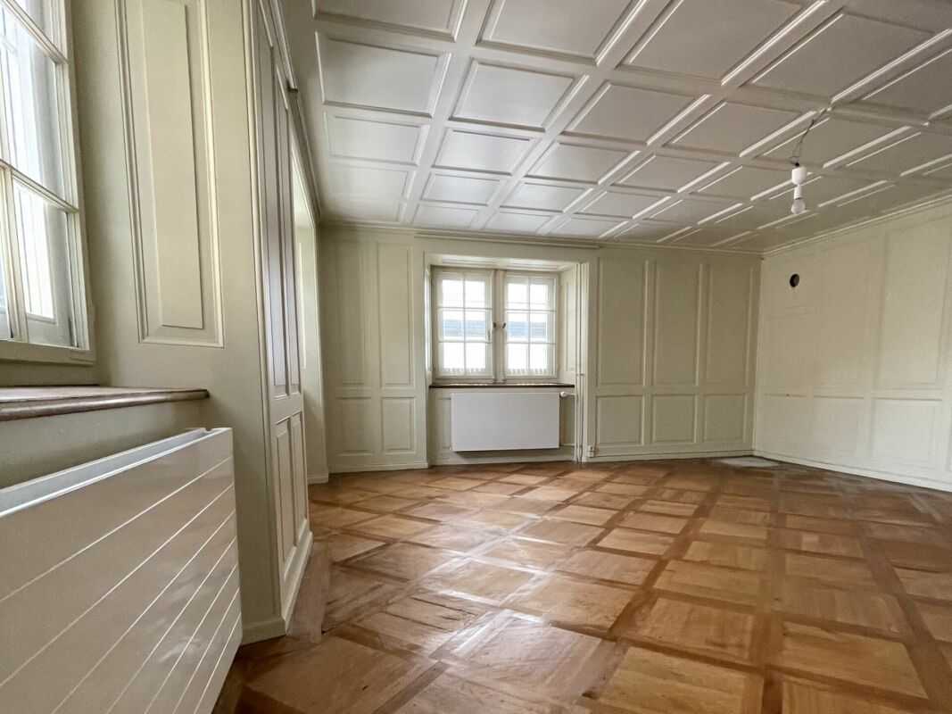 Historischer, leerer Wohnraum mit Kassettendecke