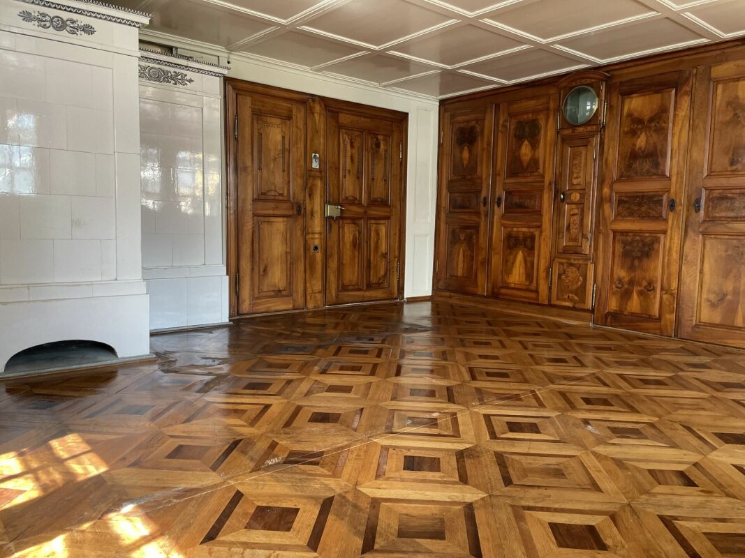 Historischer Raum mit Holzvertäfelung und Parkett