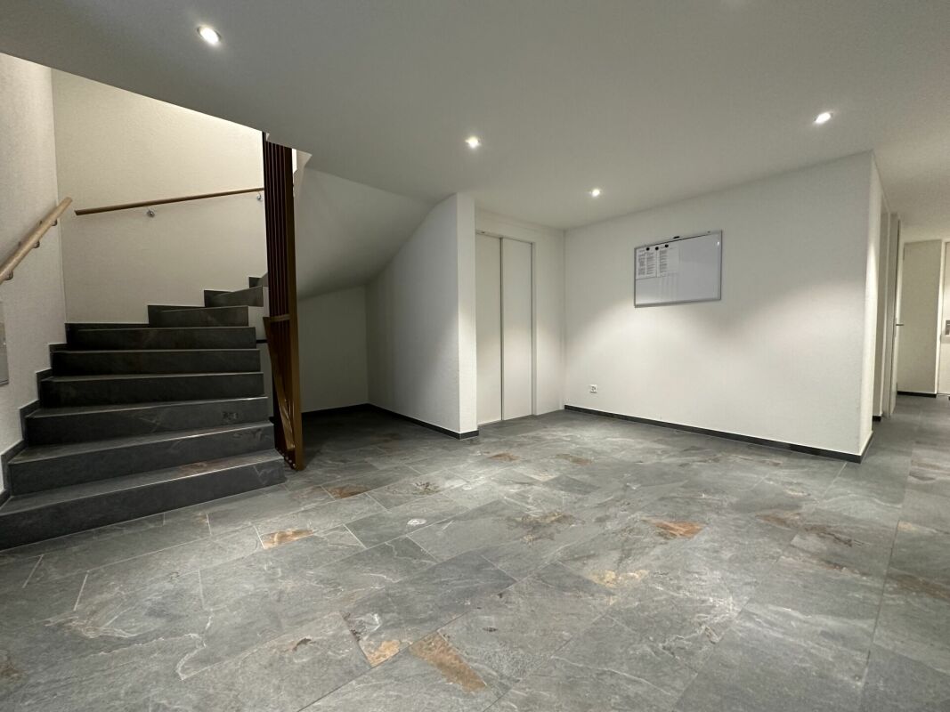 Moderner Eingangs- und Flurbereich mit Treppe