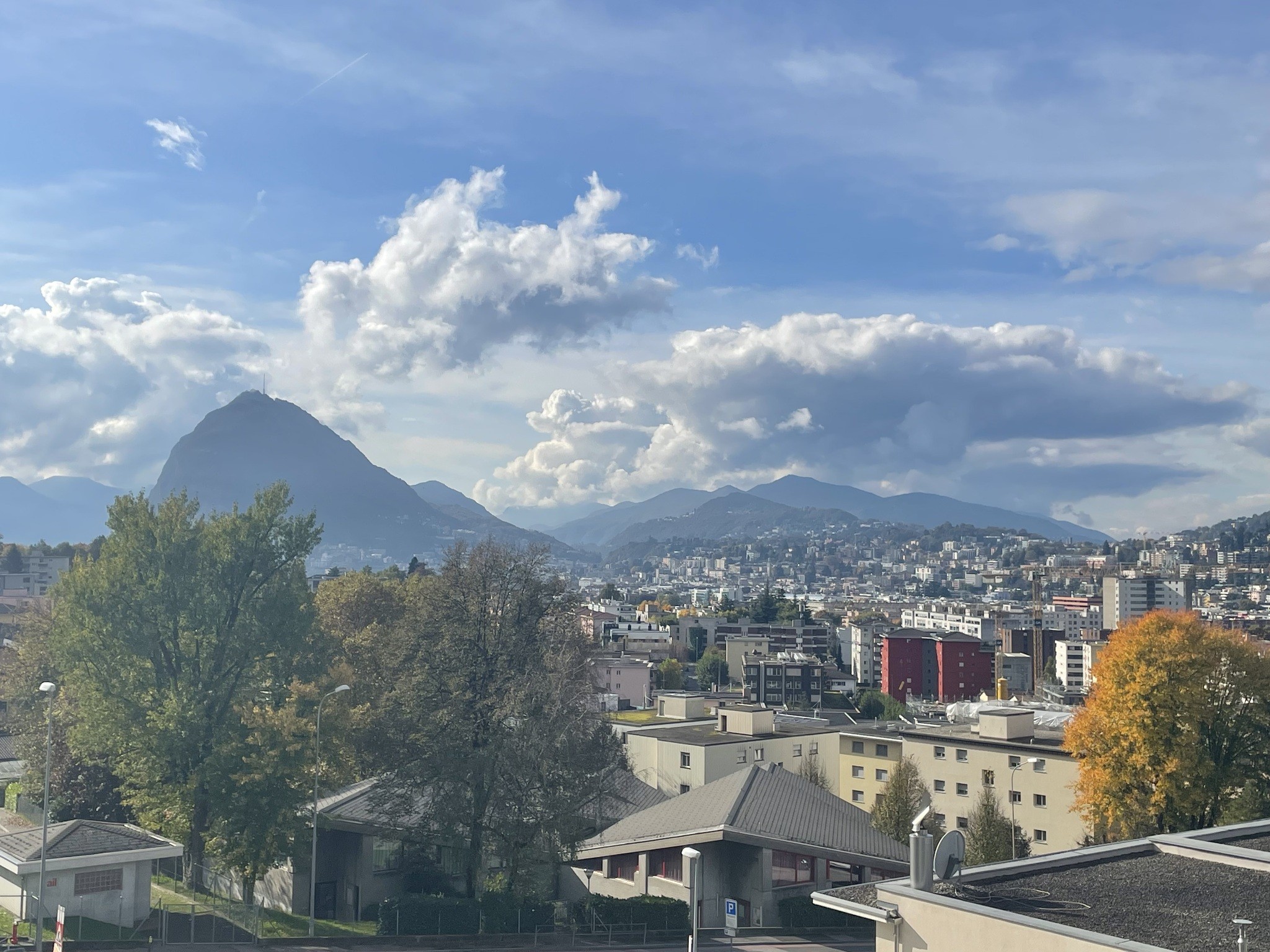 Städtischer Panoramablick mit Berg und Wolken