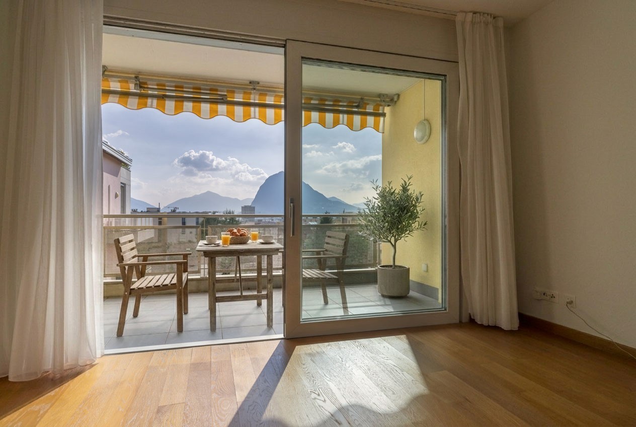 Wohnraum mit Balkon und Bergblick