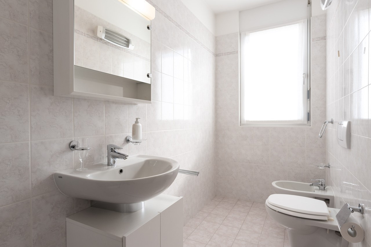 Helles kleines Badezimmer mit WC und Waschbecken
