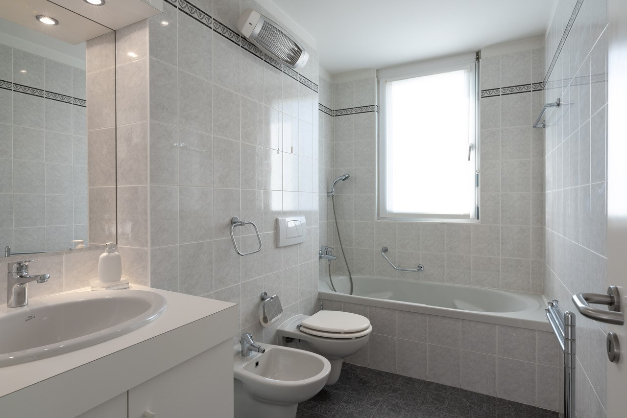 Helles Badezimmer mit Badewanne, Waschbecken und WC