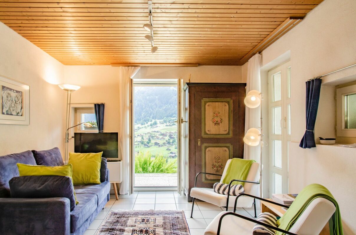Helles Wohnzimmer mit Bergblick