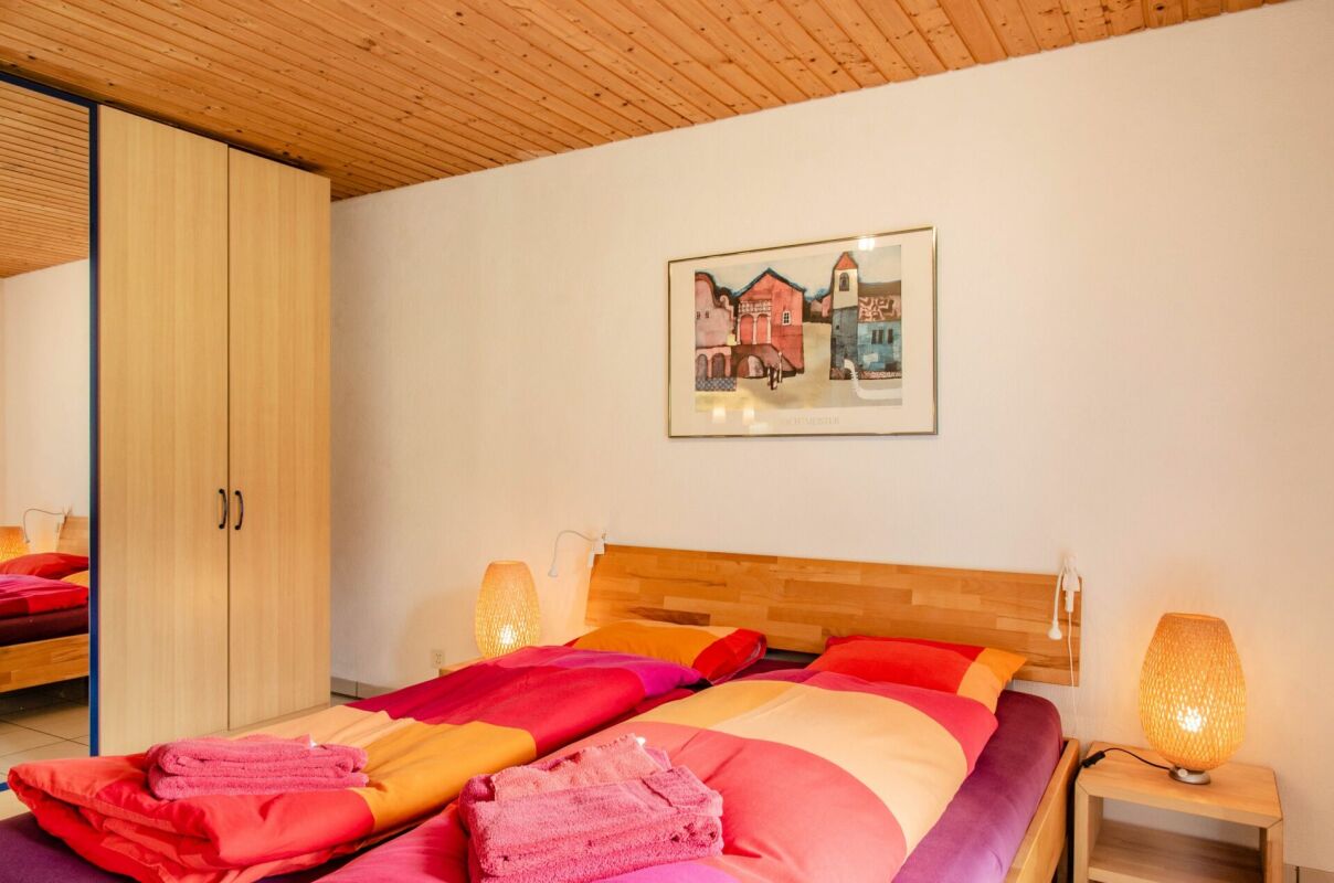 Schlafzimmer mit Doppelbett und Holzdecke