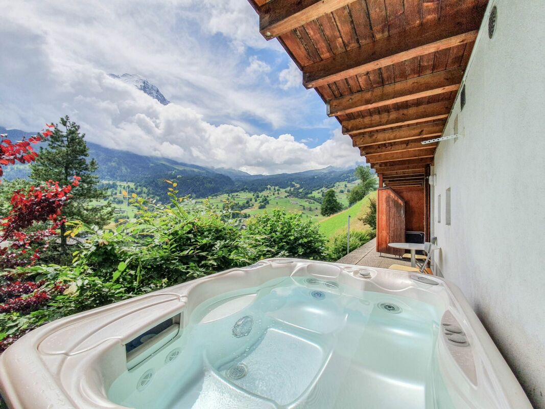 Terrasse mit Whirlpool und Bergblick