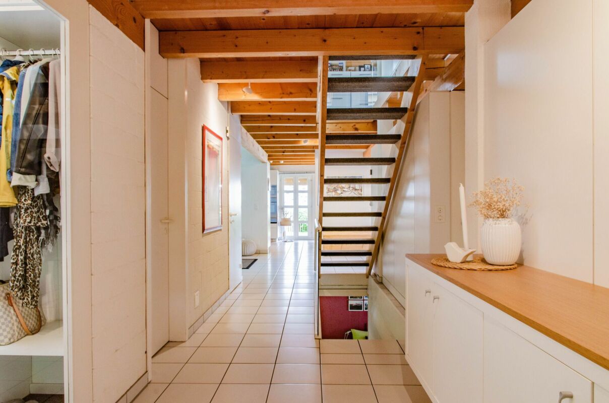 Offener Flur mit Treppe und Einbauschrank