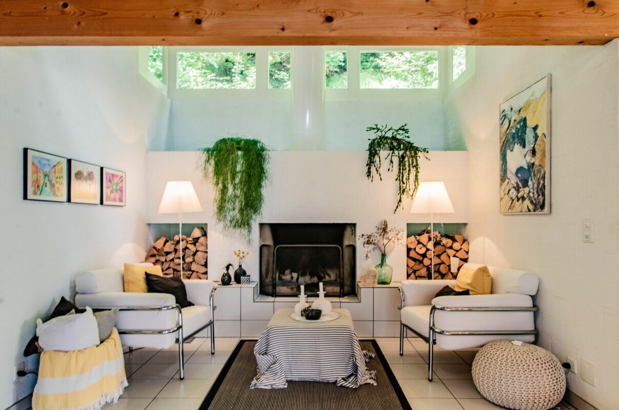 Wohnzimmer mit Kamin und Galerie