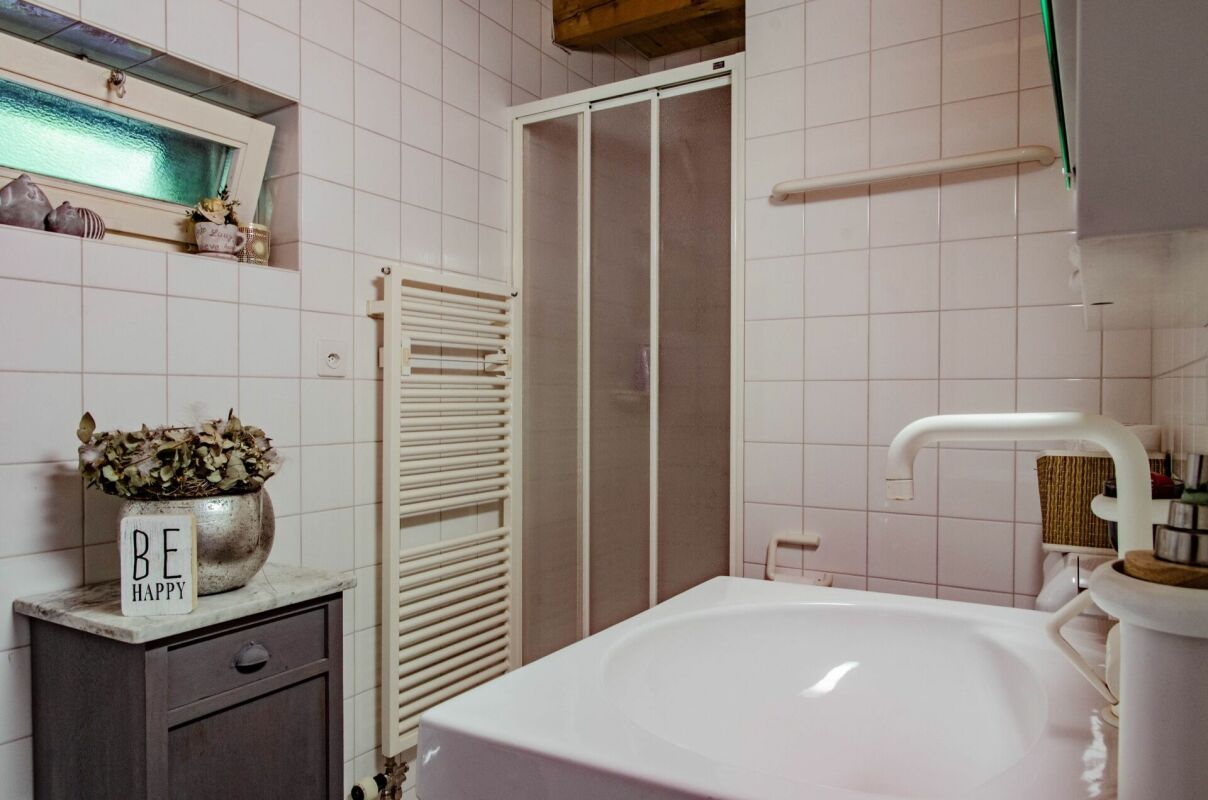 Badezimmer mit Dusche und Badewanne