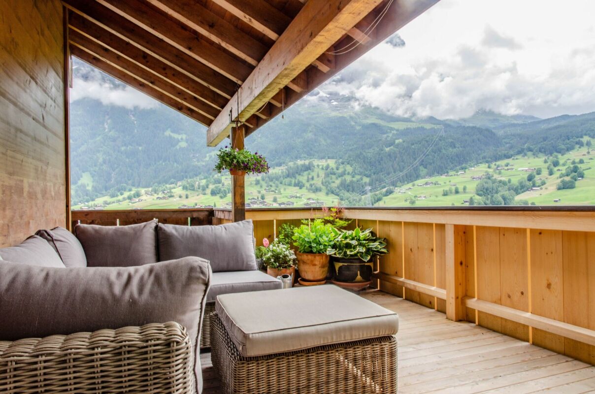 Überdachte Holzterrasse mit Bergblick