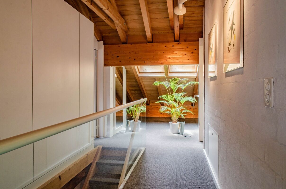 Dachgeschossflur mit Holzdecke und Galerie