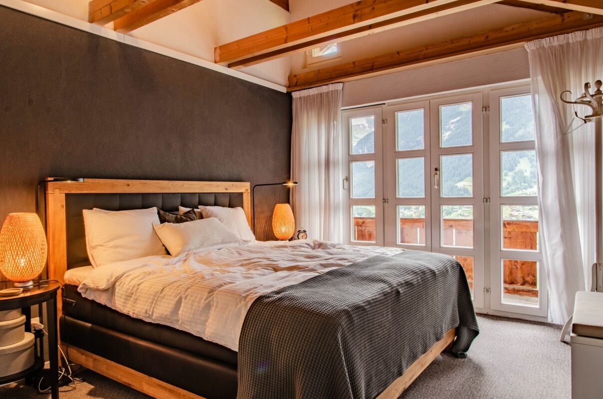 Gemütliches Schlafzimmer mit Bergblick