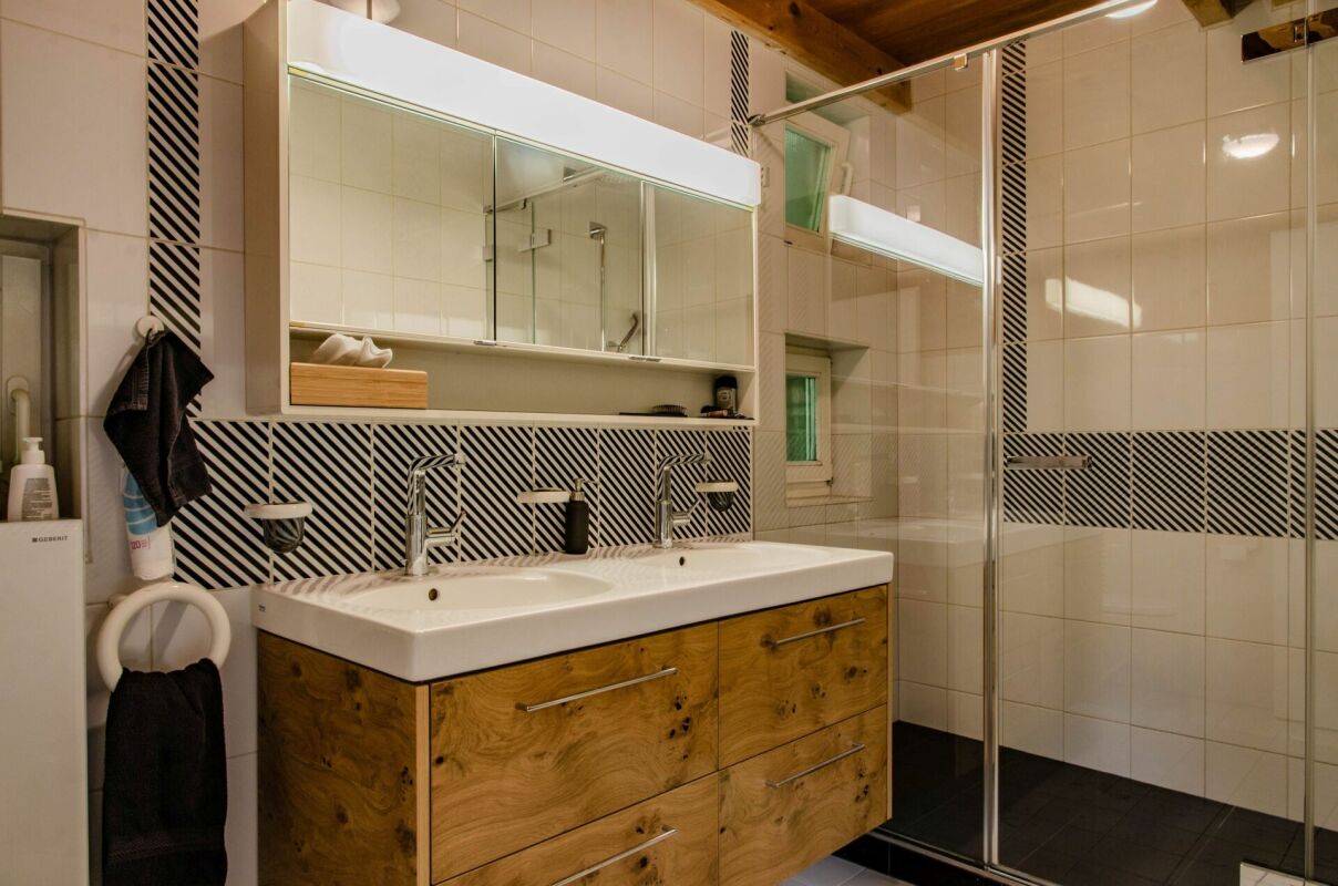 Modernes Badezimmer mit Doppelwaschtisch und Dusche
