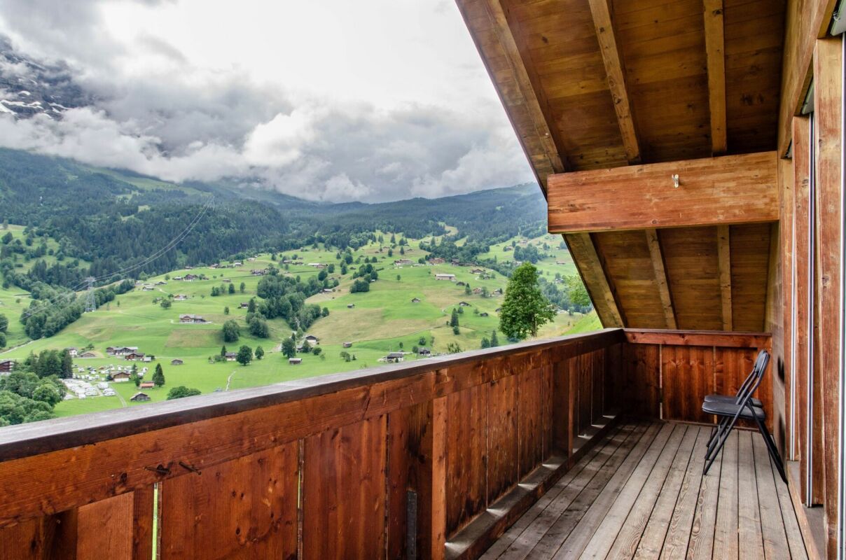Holzbalkon mit Alpenpanorama