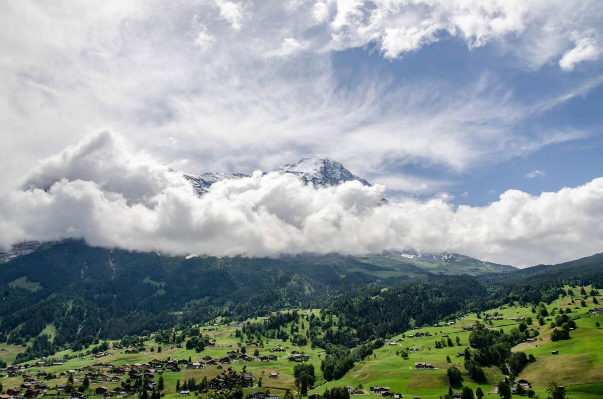 Alpenpanorama mit Tal und Berggipfel