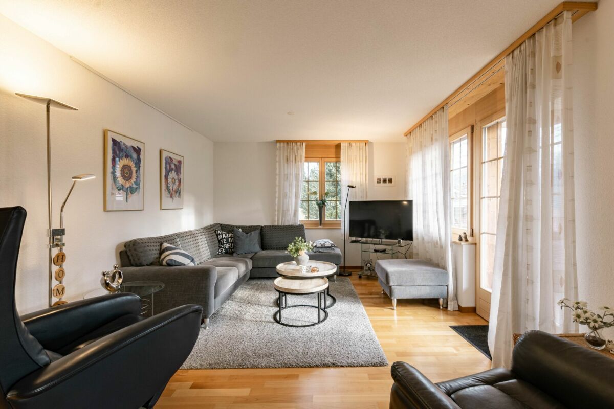 Helles Wohnzimmer mit großen Fenstern