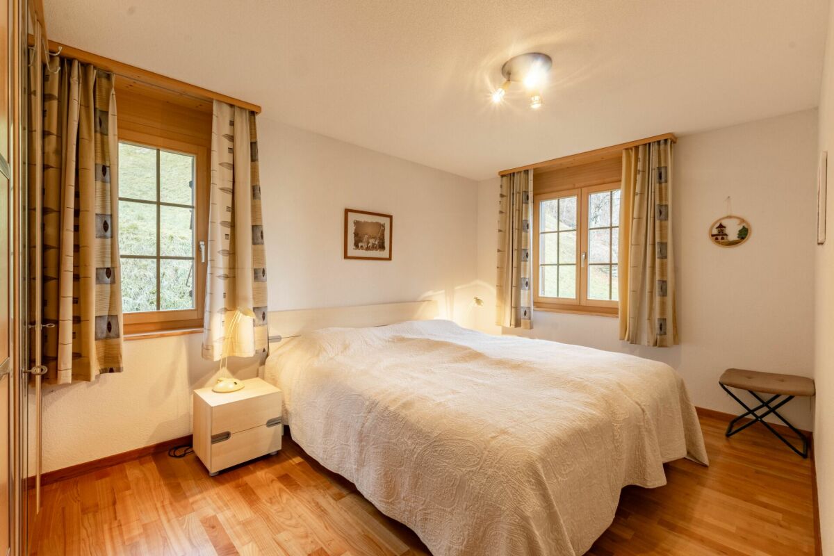 Gemütliches Schlafzimmer mit Holzfenstern