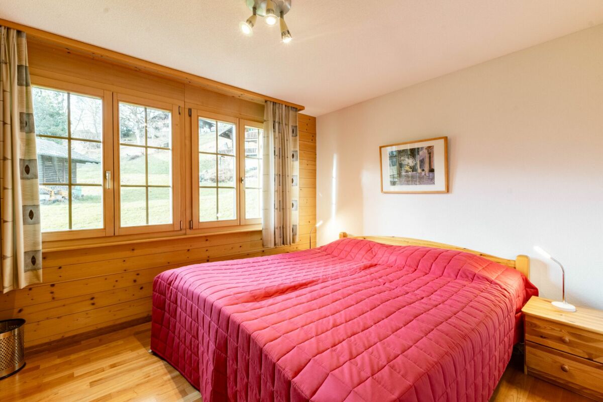 Gemütliches Schlafzimmer mit Holzverkleidung