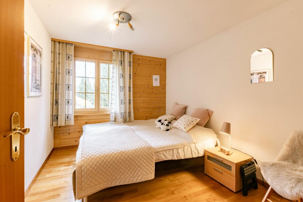 Gemütliches Schlafzimmer mit Holzverkleidung