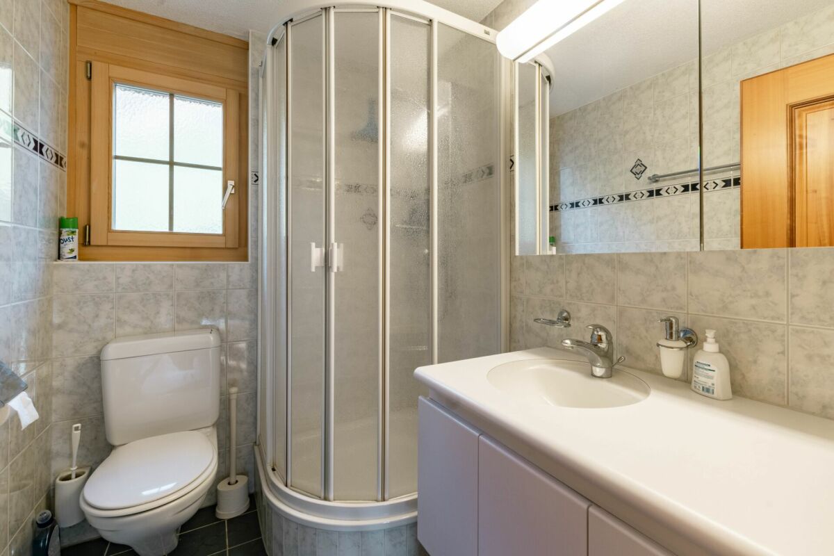 Kleines Badezimmer mit Dusche und WC