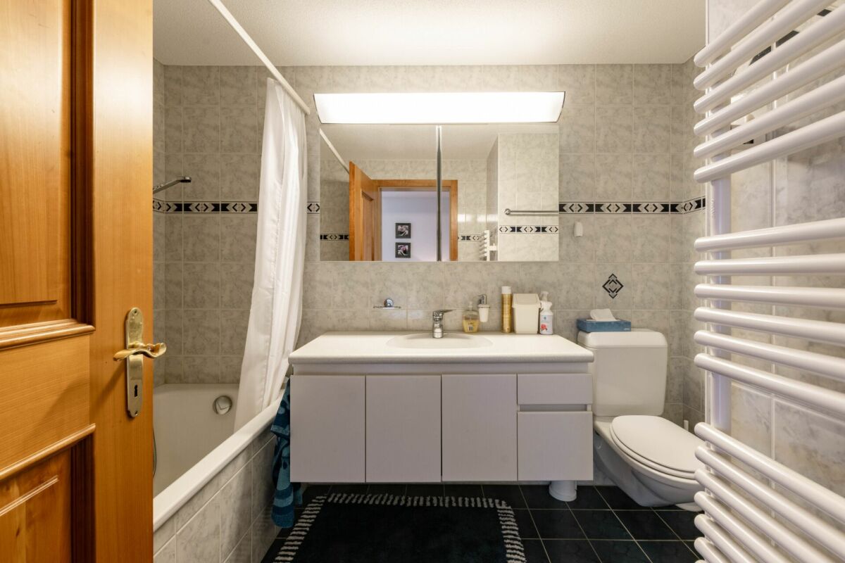 Badezimmer mit Badewanne, Waschtisch und WC