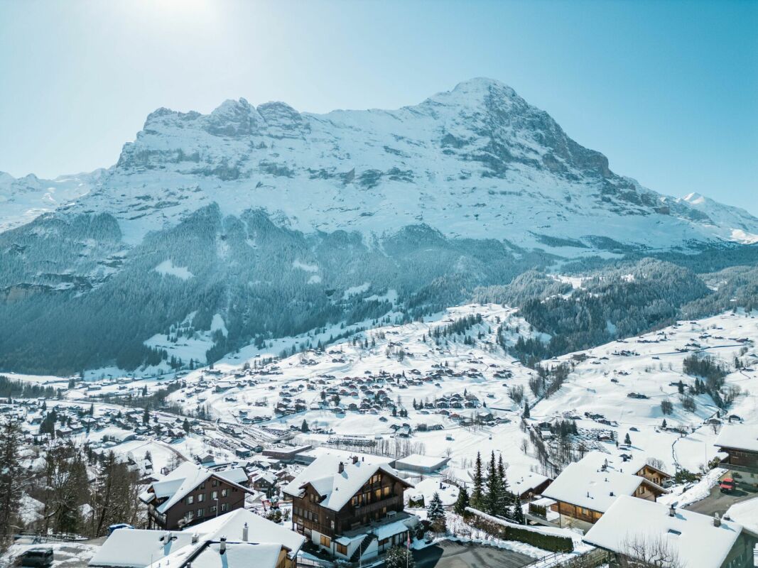 Alpenpanorama über verschneitem Dorf