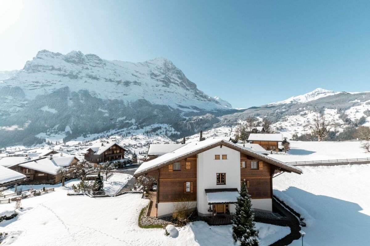 Schneebedecktes Chalet mit Bergpanorama