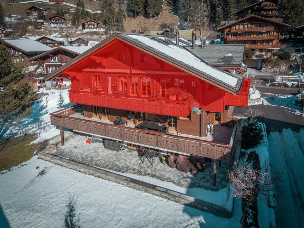 Alpenchalet mit Balkonen