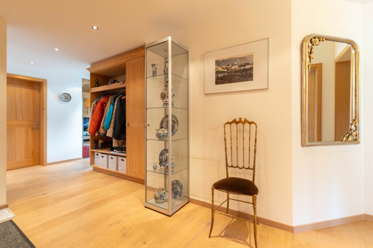 Heller Eingangsbereich mit Garderobe