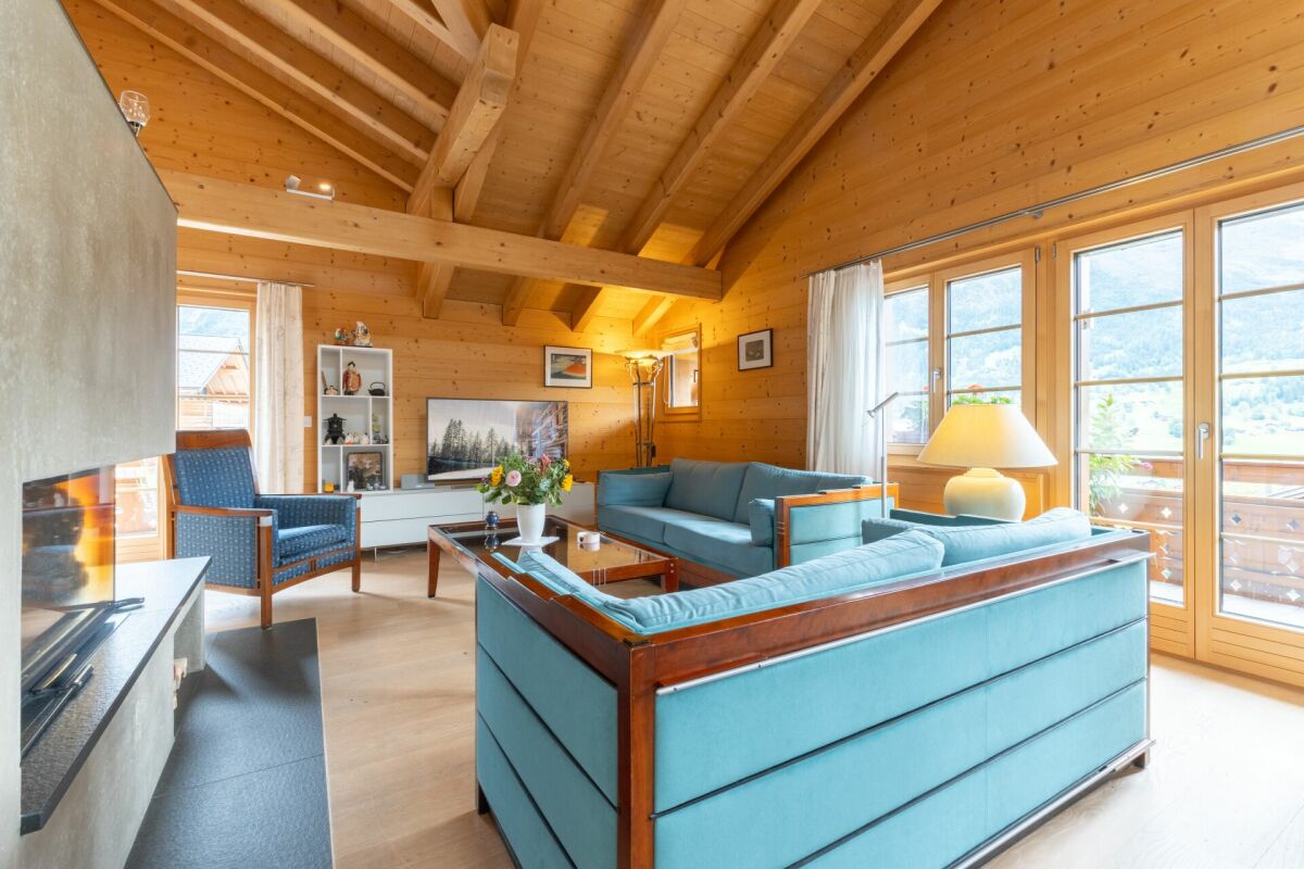 Gemütliches Wohnzimmer im Chalet-Stil mit Holzdecke