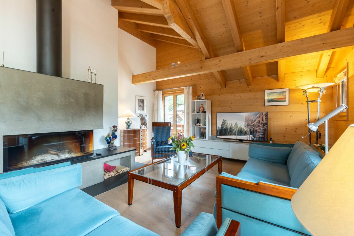 Wohnzimmer mit Kamin und Holzdecke