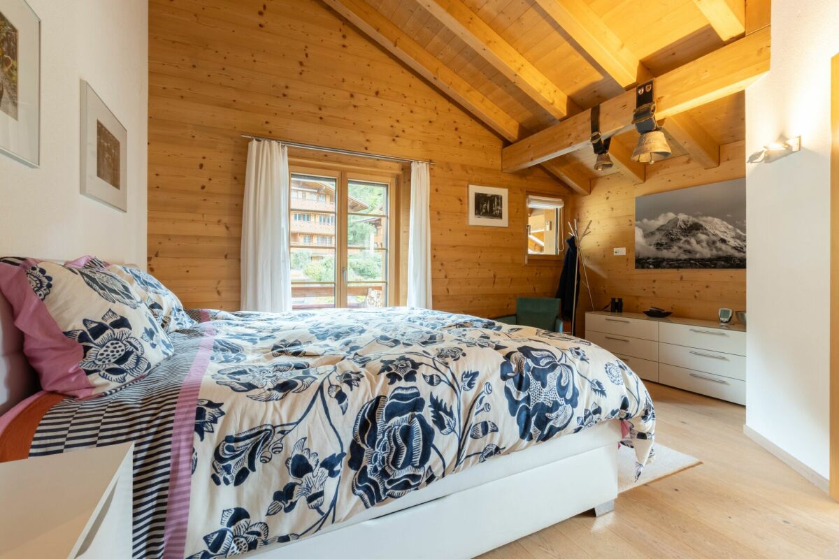 Gemütliches Schlafzimmer im Holzchalet-Stil