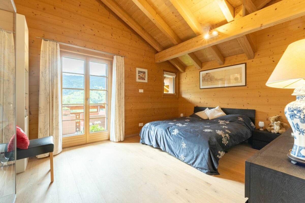 Helles Schlafzimmer in Holzchalet mit Bergblick